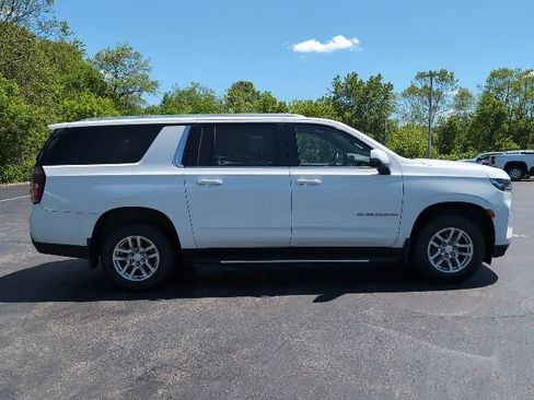 Used 2021 Chevrolet Suburban LT w/ Luxury Package AWD/4WD image 3
