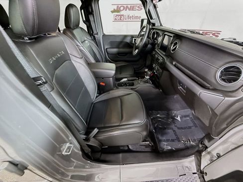 Used 2022 Jeep Wrangler Unlimited Sahara w/ Cold Weather Group AWD/4WD image 29