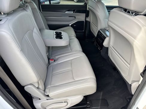 Certified 2024 Jeep Wagoneer L Series II w/ Flexible Seating Group image 18