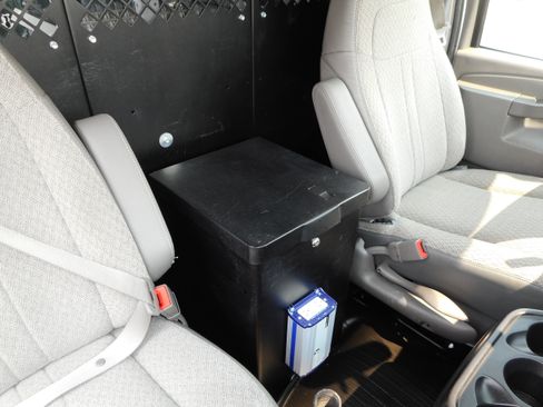 Used 2016 Chevrolet Express 2500 RWD image 27