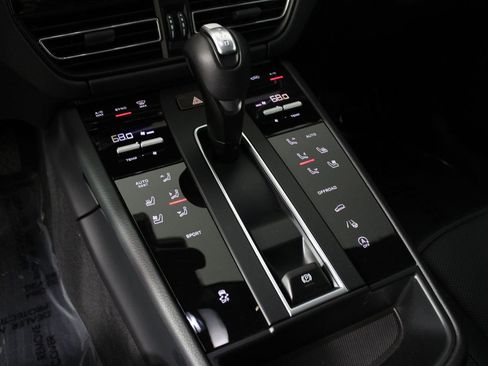 Certified 2025 Porsche Macan image 18