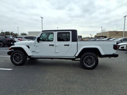 Used 2023 Jeep Gladiator Overland image 2