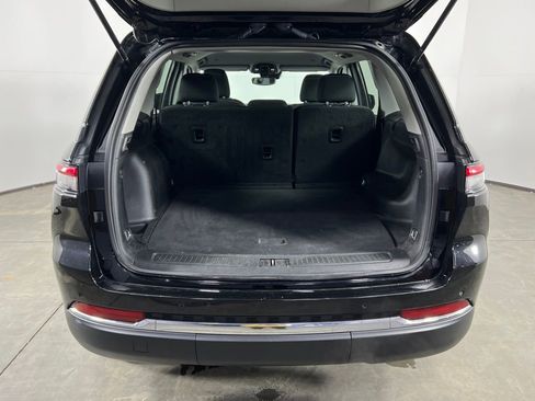 Used 2023 Jeep Grand Cherokee Laredo image 18