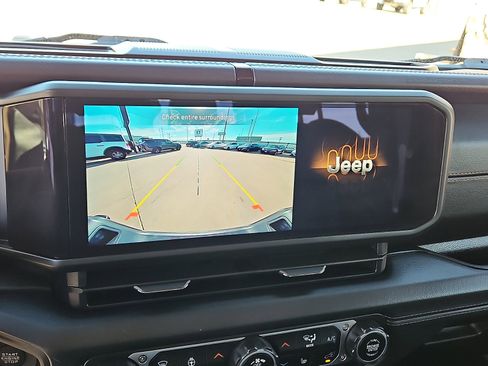 Used 2025 Jeep Gladiator Sport image 16