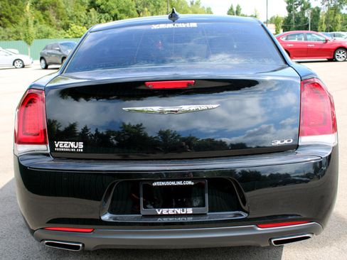 Used 2018 Chrysler 300 Touring w/ Sport Appearance Package image 5