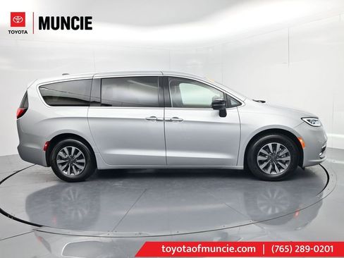 Used 2024 Chrysler Pacifica Limited FWD image 1