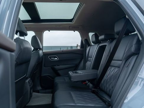 Used 2022 Nissan Rogue Platinum w/ Head-Up Display Package image 16