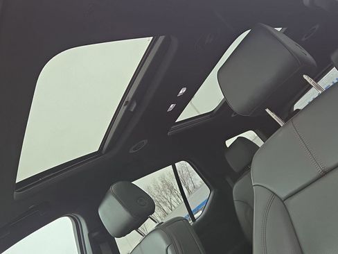 Used 2023 Chevrolet Traverse RS image 31