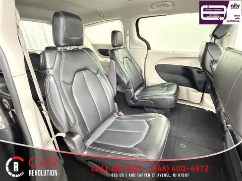 Used 2023 Chrysler Pacifica Touring-L FWD image 43