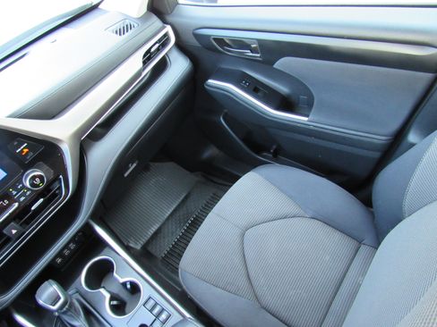 Used 2023 Toyota Highlander LE FWD image 32