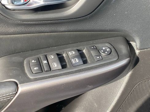 Used 2020 Jeep Cherokee Latitude Plus w/ Comfort/Convenience Group FWD image 19