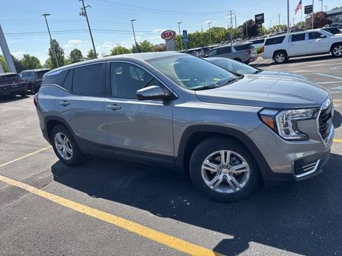 Used 2024 GMC Terrain SLE w/ LPO, Floor Liner Package FWD image 2