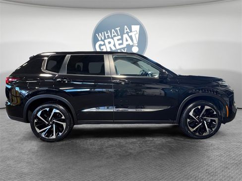 Used 2024 Mitsubishi Outlander SE image 2