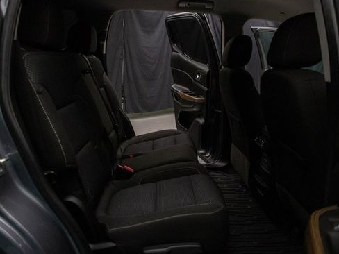 Used 2021 GMC Acadia SLE image 17