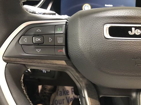 Used 2025 Jeep Grand Cherokee Limited image 22