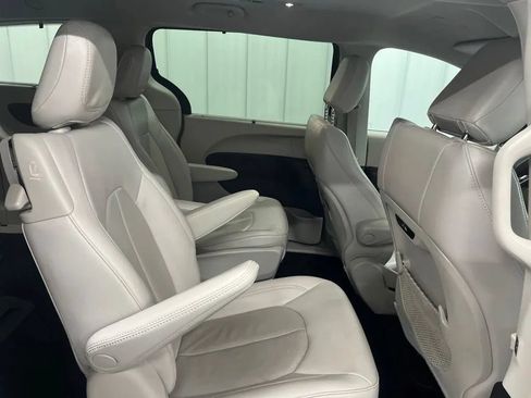 Used 2021 Chrysler Pacifica Touring-L FWD image 13