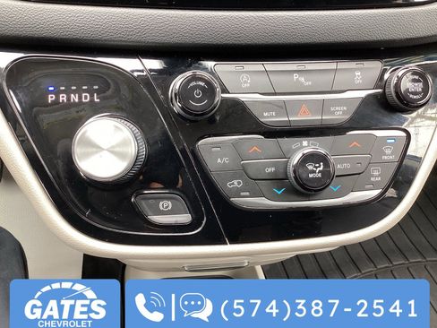 Used 2020 Chrysler Pacifica Touring-L image 27