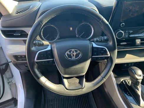 Used 2023 Toyota Highlander L image 18