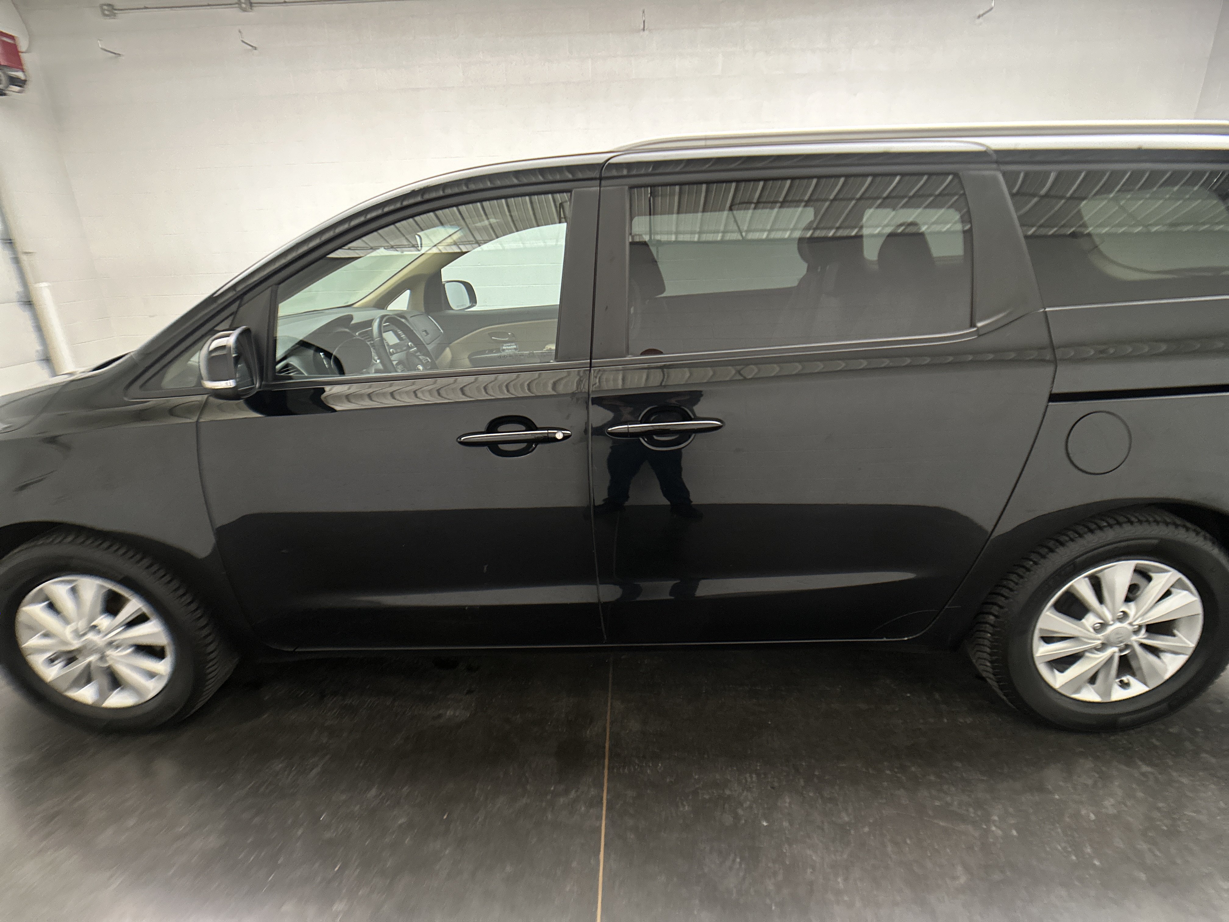 Used 2017 Kia Sedona LX w/ LX Essentials Premium Package FWD image 6