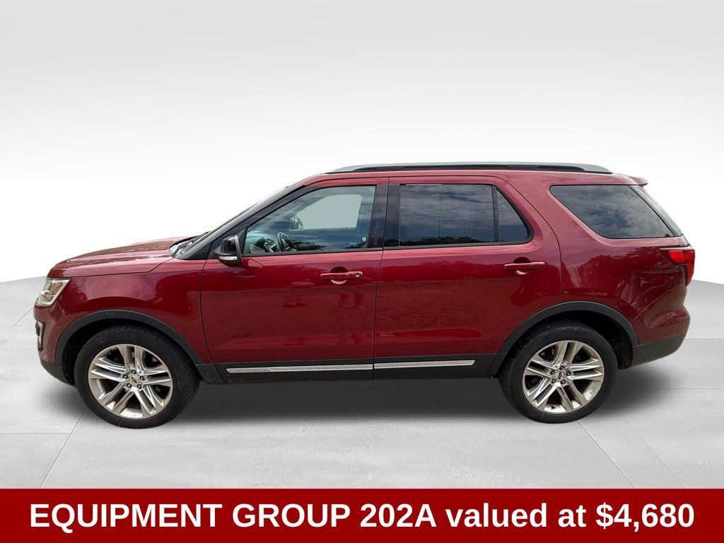 Used 2017 Ford Explorer XLT w/ Equipment Group 202A AWD/4WD image 3