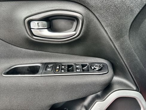 Used 2020 Jeep Renegade Latitude w/ Cold Weather Group image 15