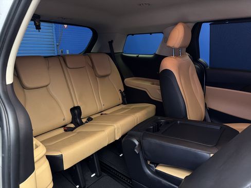 Used 2024 Kia Carnival EX image 28