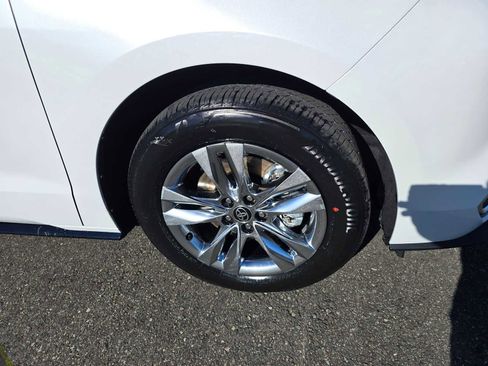 Certified 2025 Toyota Sienna Limited image 9