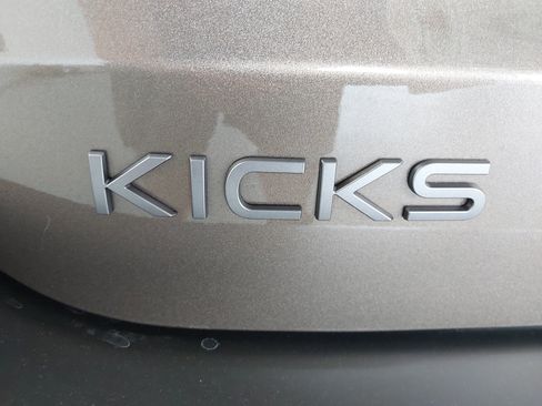 Used 2025 Nissan Kicks SR w/ SR Premium Package FWD image 32