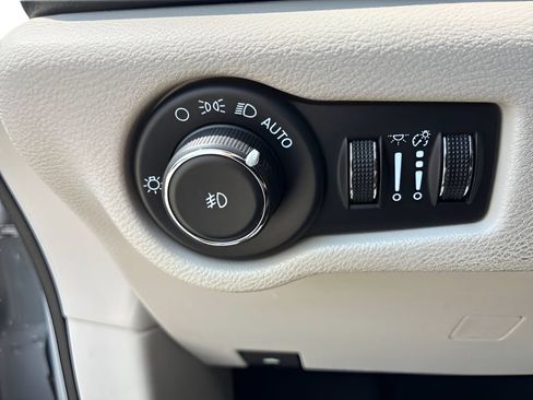 Used 2024 Chrysler Pacifica Touring-L FWD image 18