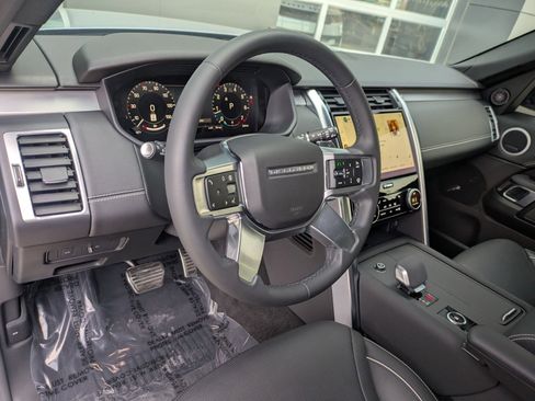 Certified 2024 Land Rover Discovery Dynamic SE image 14
