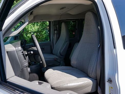 Used 2017 Chevrolet Express 3500 LT w/ LT Preferred Equipment Group RWD image 9