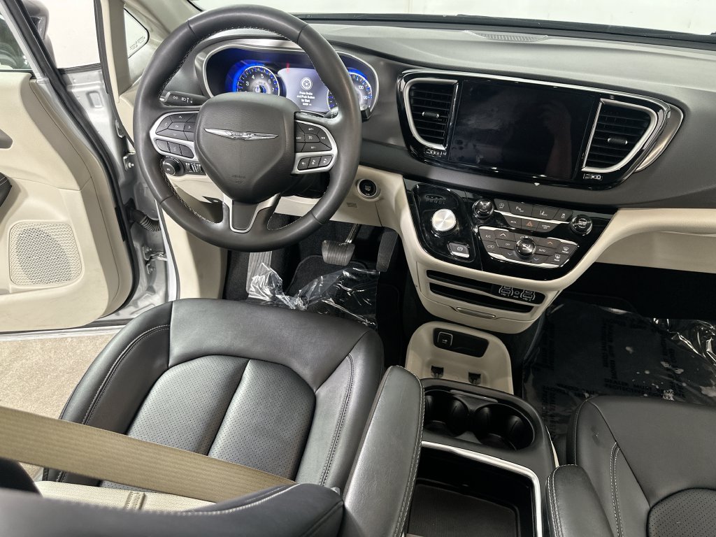 Used 2024 Chrysler Pacifica Touring-L FWD image 19