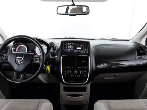 Used 2018 Dodge Grand Caravan SE w/ UConnect Hands-Free Group FWD image 11