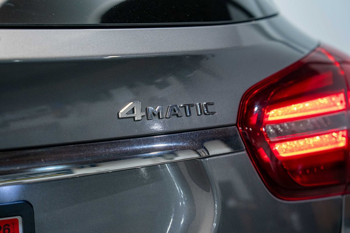 Used 2020 Mercedes-Benz GLA 250 4MATIC w/ Premium Package image 12