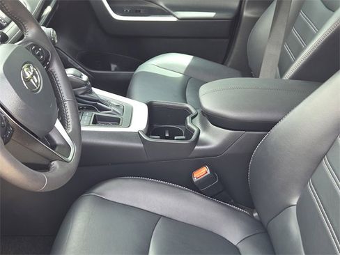 Used 2023 Toyota RAV4 XLE Premium image 17