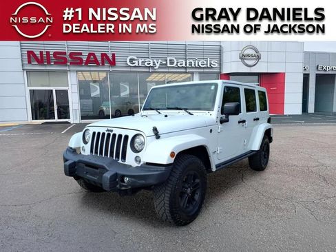 Used 2017 Jeep Wrangler Unlimited Sahara AWD/4WD image 3