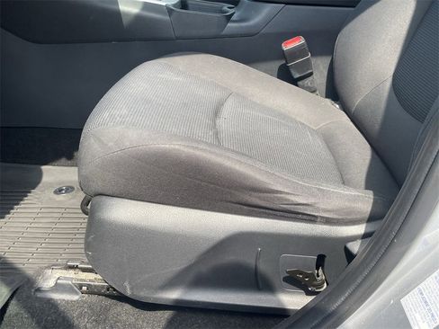 Used 2021 Toyota RAV4 LE image 12