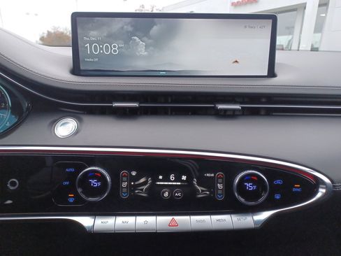 Used 2023 Genesis GV70 2.5T w/ Sport Prestige Package image 12