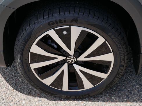 Certified 2022 Volkswagen Taos SE w/ Panoramic Sunroof Package AWD/4WD image 15