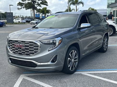 Used 2020 GMC Terrain Denali w/ Denali Premium Package FWD image 3