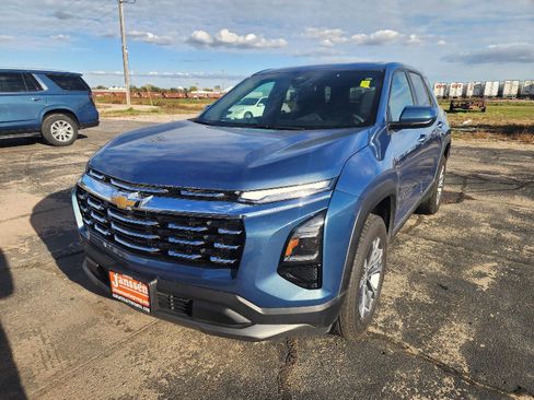 Used 2025 Chevrolet Equinox LT image 3