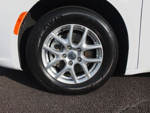 Used 2024 Chrysler Pacifica Touring-L image 9