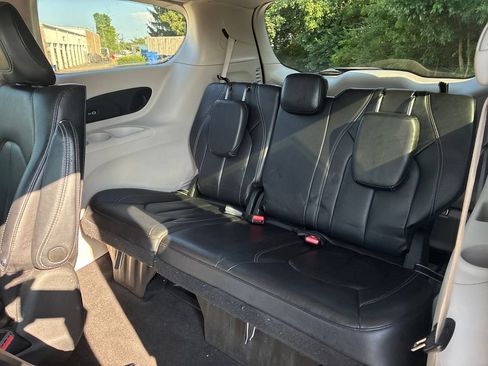 Used 2022 Chrysler Pacifica Touring-L w/ Uconnect Theater Family Group FWD image 20
