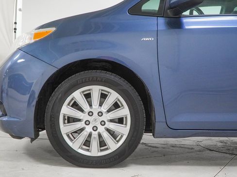 Used 2017 Toyota Sienna LE image 3