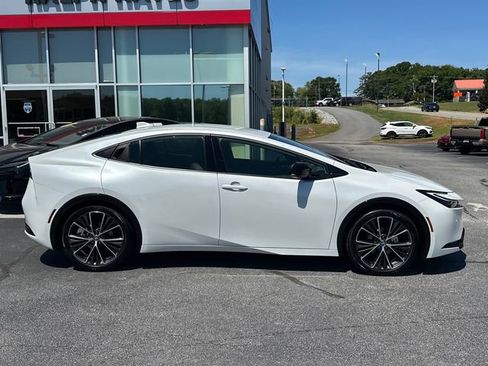 Used 2025 Toyota Prius XLE FWD image 2