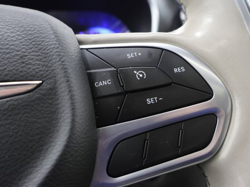 Used 2020 Chrysler Pacifica Limited FWD image 14