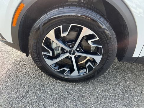 Certified 2025 Kia Sportage EX AWD/4WD image 10