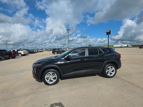 Used 2024 Chevrolet Trax LS w/ LS Convenience Package FWD image 2