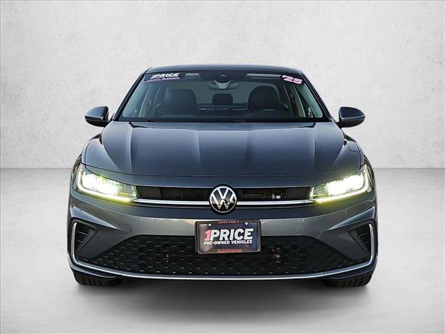 Used 2025 Volkswagen Jetta SE FWD image 2