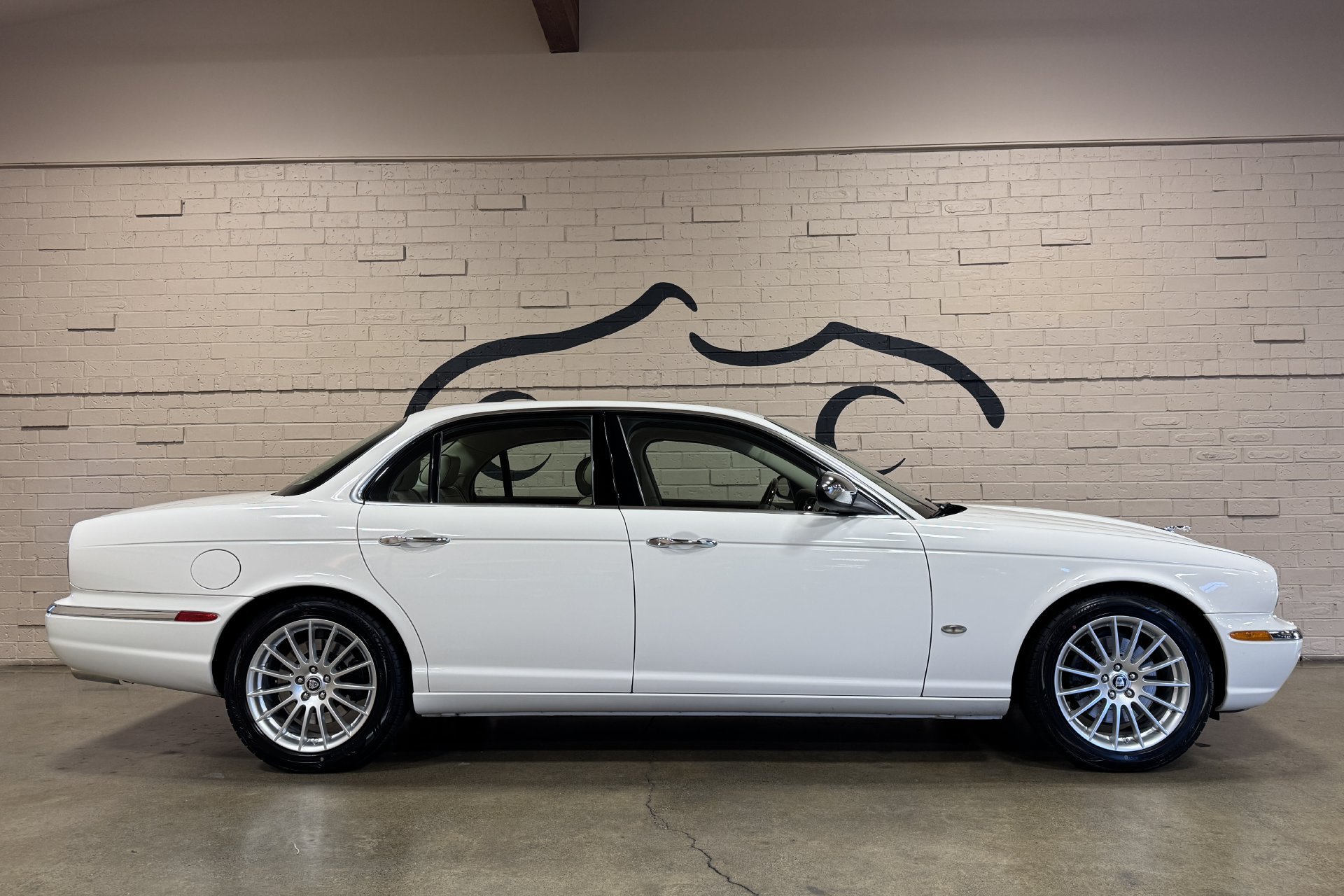 Used 2007 Jaguar XJ8 RWD image 3